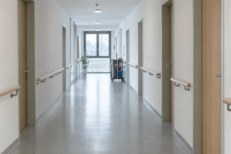 Heller Klinikflur mit frisch gereinigtem Boden